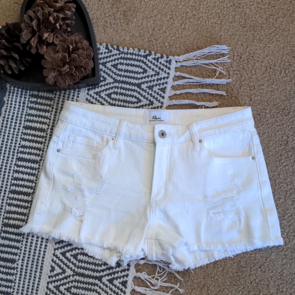 🌼Medium Denim White Shorts🌼 - Picture 1 of 7
